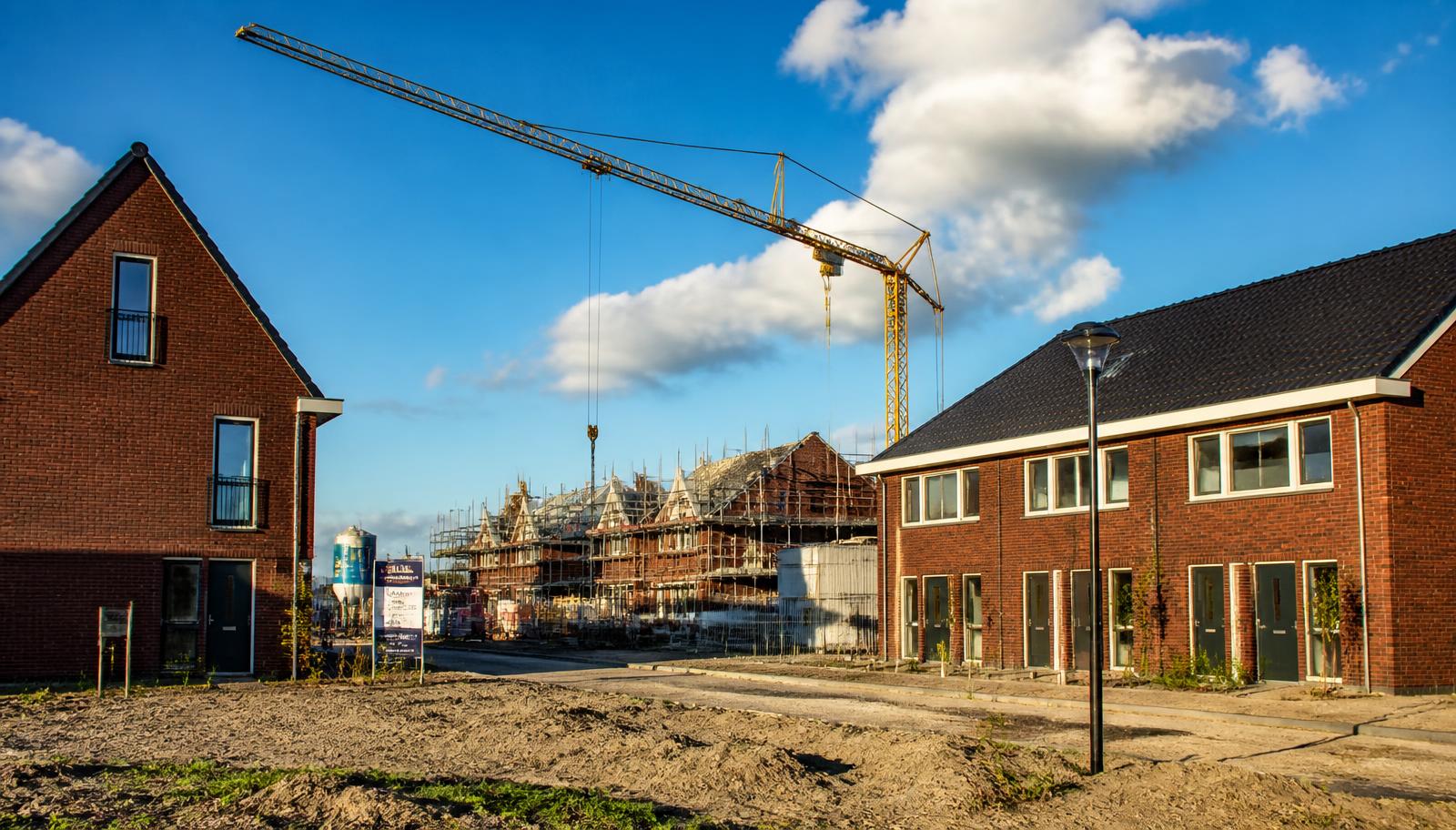 Nieuwe Nederlandse woonwijk in aanbouw met bouwkraan