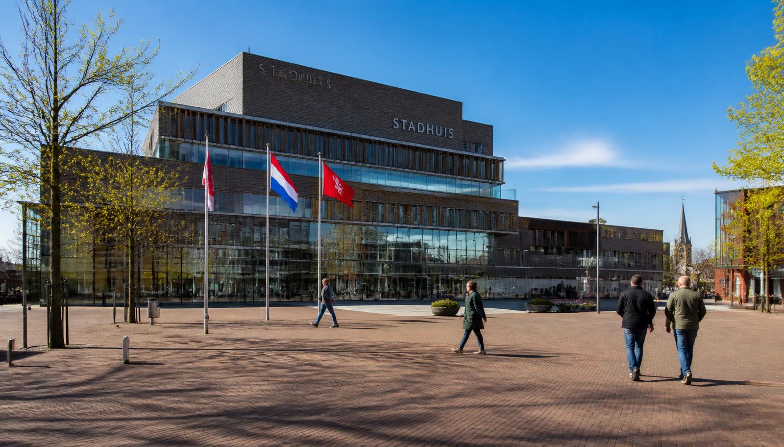 Nederlands gemeentehuis met leeg plein