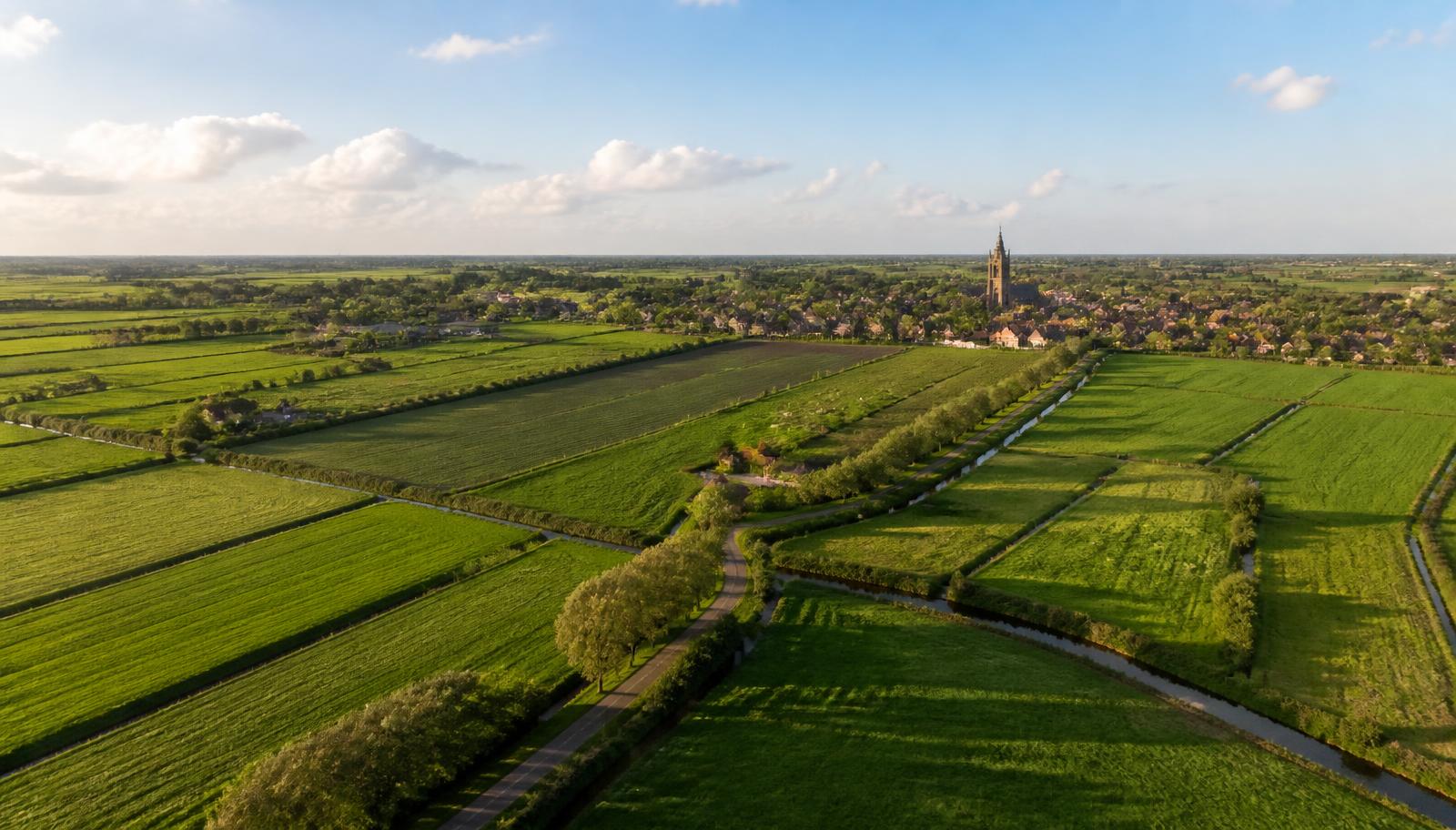 Luchtfoto van versnipperde percelen aan de rand van een Nederlands dorp